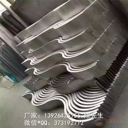 波浪形与弧形铝挂片 金属吊顶材料的革新与防水特性